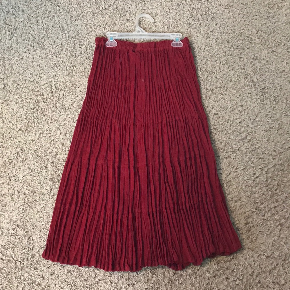 Short red crinkle skirt